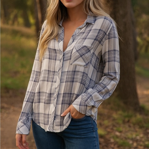 Rails Carter Blue and White Plaid Button-Down Shirt Size Large - Picture 1 of 5